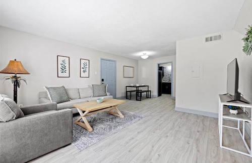 Lake Highlands Apartment | Prime Location: 1 King Bed Apt near Major Highways & Dallas Hospitals