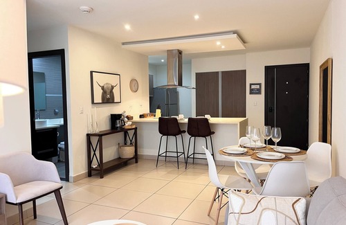 Santa Ana Apartment | Prime Location 2 BDR Apt, Pool, GYM, ground floor, Walkable to Everything