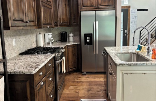Ketchum Condo | Prime location 2-bedroom, 2 ensuite cozy condo w fireplace, ski trip ready!