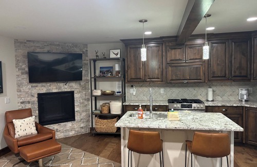 Ketchum Condo | Prime location 2-bedroom, 2 ensuite cozy condo w fireplace, ski trip ready!