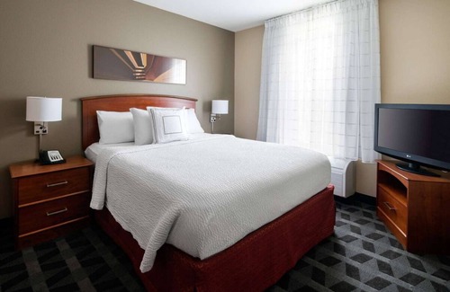 Renton Hotel | Prime Location! 2 Comfortable Units! Short Drive to Seattle Asian Art Museum