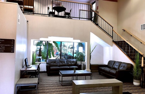 Window Rock Hotel | Prime Location! 2 Comfortable Units w/FREE Breakfast & Parking! Pool & Hot Tub!