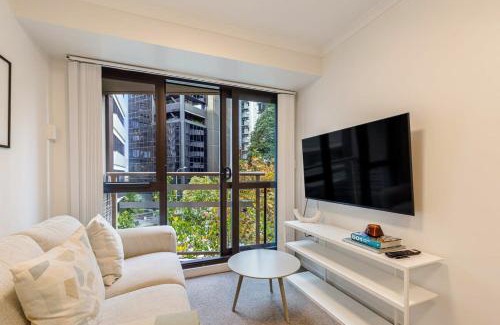 Grafton Apartment | Prime location - 2BR Urban retreat I Zodiak Stays