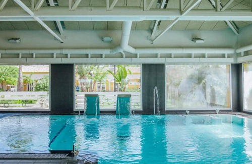 Crevillente House | Prime Location! 3 Family-friendly Cabins with Kitchens, 3 Swimming Pools!