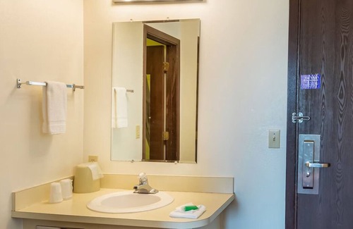 Shelby House | Prime Location, 4 Sleek Units w/Free Parking, Minutes to Lake Shel-oole