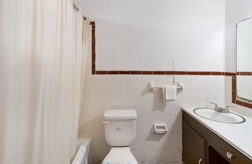 Beeville House | Prime Location, 4 Sleek Units w/Free Parking, Minutes to Flournoy Park