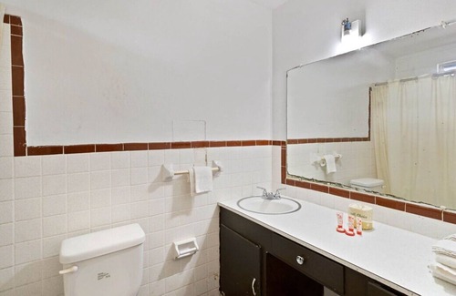 Beeville House | Prime Location, 4 Sleek Units w/Free Parking, Minutes to Flournoy Park