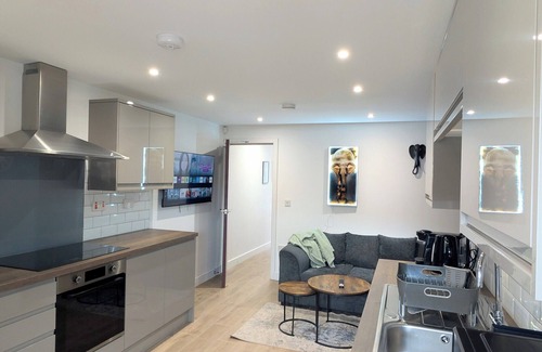 Derby House | Prime Location 5 Bed En-suite 6 Bathrooms in Derby Sleeps up to 10 People.