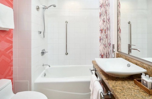 Diamond Head - Kapahulu - St. Louis Hotel | Prime Location at Kaimana Beach | Ocean View | Direct Beach Access