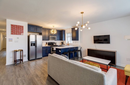 Tri-Taylor Apartment | Prime Location - Close to Public Transit, Little Italy, the Medical District and UIC by AllSet Turnover