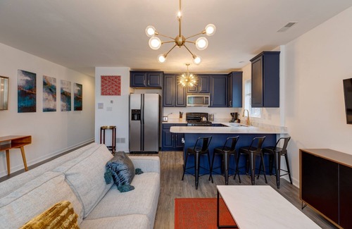 Tri-Taylor Apartment | Prime Location - Close to Public Transit, Little Italy, the Medical District and UIC by AllSet Turnover