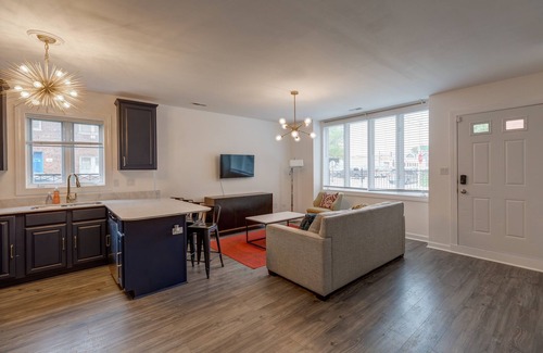 Tri-Taylor Apartment | Prime Location - Close to Public Transit, Little Italy, the Medical District and UIC by AllSet Turnover