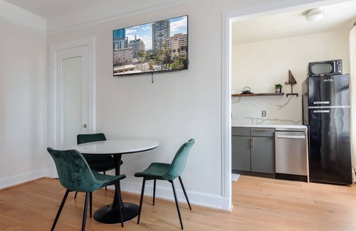 East Village Condo | PRIME LOCATION -CONVENTION CENTER + Free Garage PARKING