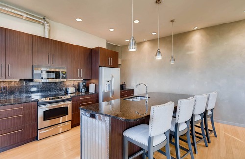 North Central Westminster House | Prime Location -Denver-Boulder - END UNIT w/Mountain View! Multiple decks!