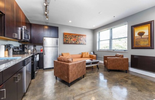 Roanoke Apartment | Prime Location Downtown Heart of Roanoke Queen Bed