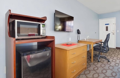 Ingleside House | Prime Location Free Parking Onsite, Pool, Near Port Aransas Nature Preserve