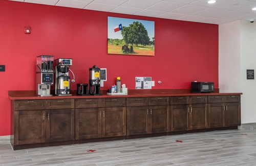 Katy Hotel | Prime Location! Free Parking and Breakfast, Minutes from MKT Railroad Museum!
