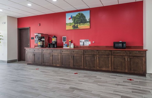 Katy Hotel | Prime Location! Free Parking and Breakfast, Minutes from MKT Railroad Museum!