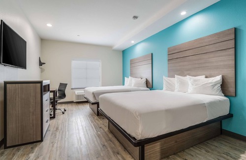 Katy Hotel | Prime Location! Free Parking and Breakfast, Minutes from MKT Railroad Museum!