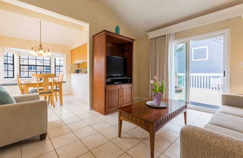 Oxnard Shores Hotel | Prime Location! Fully Equipped Kitchen, Parking Onsite!