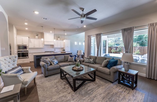 Arlington House | Prime Location Game Room Hot Tub Putting Green 4 Full Baths Walk to Stadiums