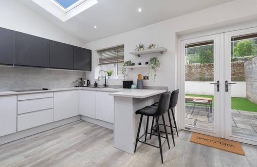 Sheffield House | Prime Location, Modern 2BR House