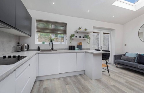 Sheffield House | Prime Location, Modern 2BR House
