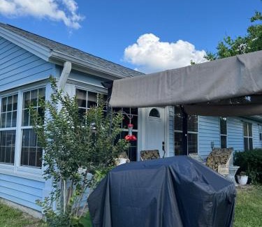 Lady Lake House | Prime Location - Golf Cart Included- La Casita Azul