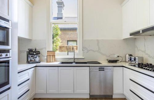Kew House | Prime Location House with Pool in Kew