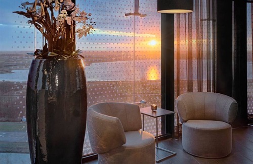 Zuidoost House | Prime Location in Amsterdam Close to City Center, Nature Activities & Local Spot