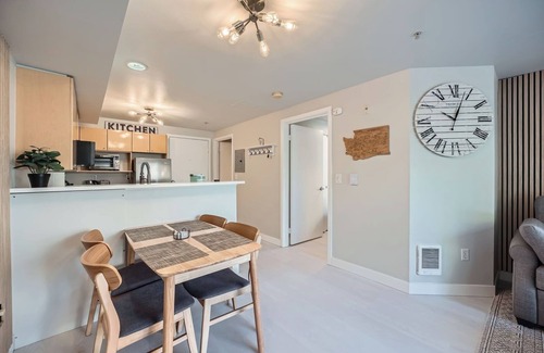 Belltown Condo | Prime location in downtown Seattle– Walk to Space Needle &Explore Seattle's Best