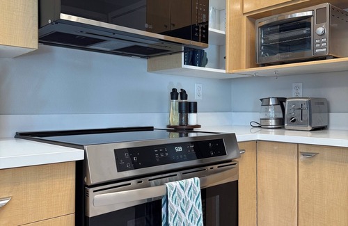 Belltown Condo | Prime location in downtown Seattle– Walk to Space Needle &Explore Seattle's Best