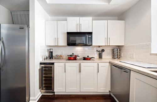 Greenway Plaza-Upper Kirby House | Prime Location. Luxurious 3 BR with Pool. 2 Living Rooms. Garage. 4 Balconies.