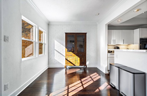 Greenway Plaza-Upper Kirby House | Prime Location. Luxurious 3 BR with Pool. 2 Living Rooms. Garage. 4 Balconies.