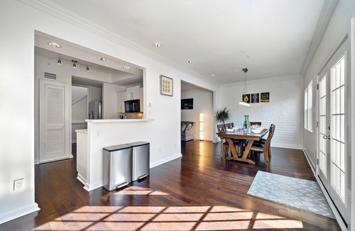 Greenway Plaza-Upper Kirby House | Prime Location. Luxurious 3 BR with Pool. 2 Living Rooms. Garage. 4 Balconies.