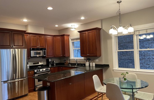 West Town Condo | Prime Location! Modern 3 Bed 3 Bath Rental in Chicago