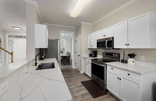 Southwest Raleigh House | Prime Location NC State & Downtown King Suite 3bthn