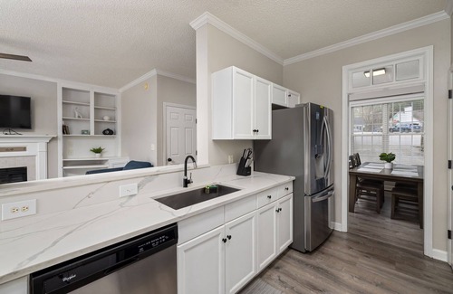 Southwest Raleigh House | Prime Location NC State & Downtown King Suite 3bthn