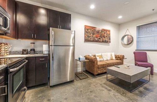 Roanoke Apartment | PRIME LOCATION ♥ of Downtown ♛ Queen Bed Modern