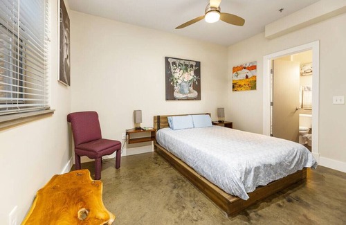 Roanoke Apartment | PRIME LOCATION ♥ of Downtown ♛ Queen Bed Modern