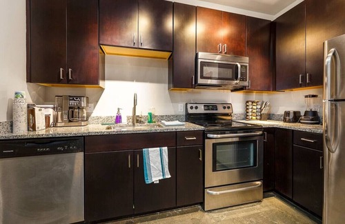 Roanoke Apartment | PRIME LOCATION ♥ of Downtown ♛ Queen Bed Modern