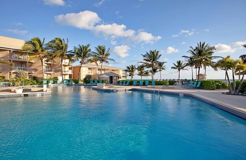 Crystal Harbour Apartment | Prime Location! Onsite Swimming Pool, Pets Allowed, Free Parking!