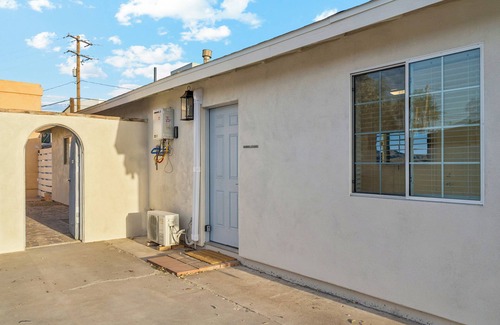 Sherwood Towne Apartment | Prime Location | Shared Pool | Hot Tub | Games