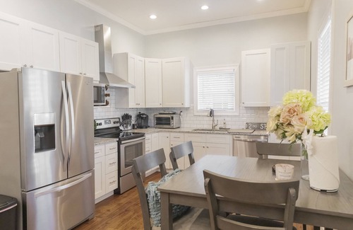 McFerrin Park House | Prime Location, Sleeps 12, 7 Beds, Cozy Front Porch