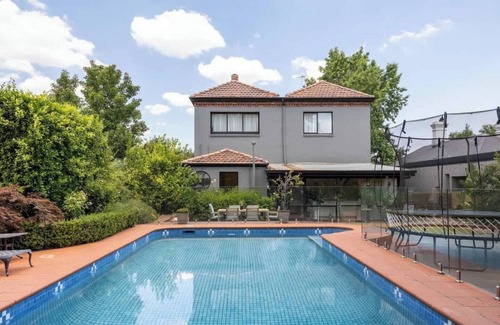 Kew House | Prime Location | Stylish 5 Bedroom House with Pool