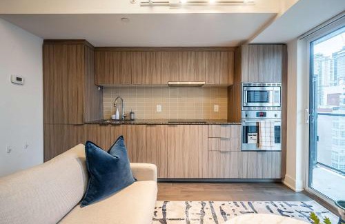 Bay Cloverhill Apartment | Prime Location Suite, Gym, Pool and Sauna