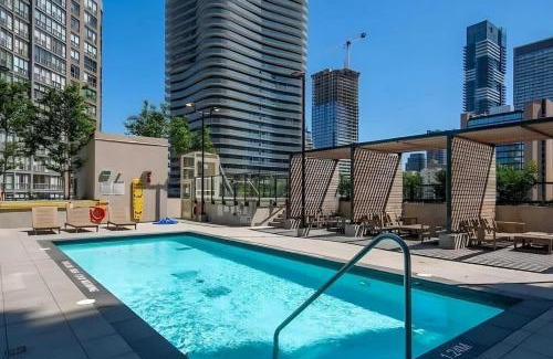 Bay Cloverhill Apartment | Prime Location Suite, Gym, Pool and Sauna