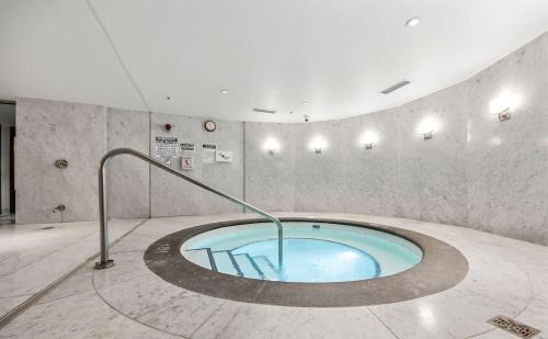 Bay Cloverhill Apartment | Prime Location Suite, Gym, Pool and Sauna