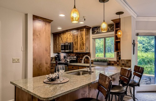 Peak 9 Condo | PRIME LOCATION -Summer Beauty 1 blk to Main St Village @ Breck Pool, hot tubs +
