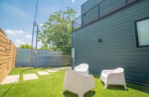East MLK Apartment | Prime Location, SXSW, Monthly Stays - Daisy Lou